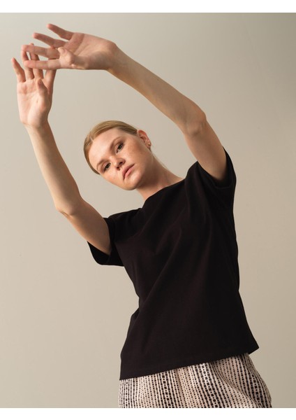 Kadın Siyah Regular Fit Vatkalı Tişört