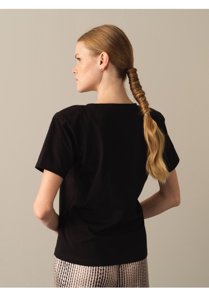 Kadın Siyah Regular Fit Vatkalı Tişört fırsatları