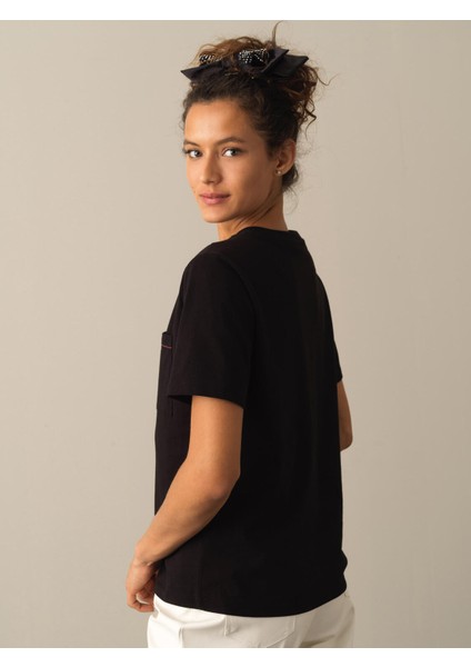 Kadın Siyah Regular Fit Tişört fırsatları