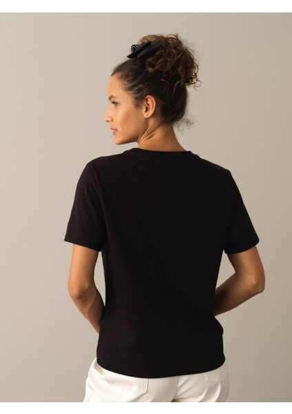 Kadın Siyah Regular Fit Tişört indirimleri