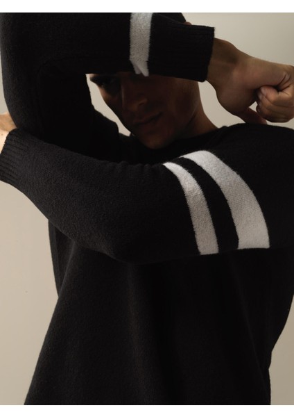 Erkek Siyah Regular Fit Çizgi Detaylı Kazak fiyatları