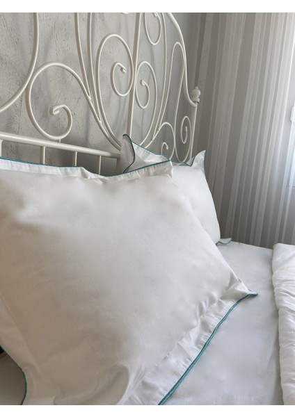 Beyaz Kenarları Işleme Detaylı Yastık Kılıfı