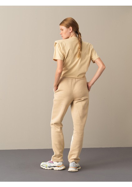 Kadın Bej Oversize Vatkalı Tişört indirimleri