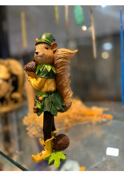 Elinde Fındıklı Şirin Sincap Heykeli Biblo Obje