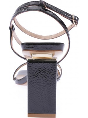 DGN K7003 Kadın Küt Burun Çerçeve Topuklu Sandalet