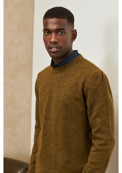 ALTINYILDIZ CLASSICS Erkek Haki Standart Fit Normal Kesim Bisiklet Yaka Şardonlu Yumuşak Dokulu Triko Kazak