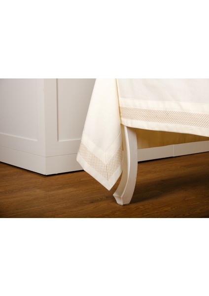 Nazlı Nakışlı Duck Kumaş Krem/Gold Masa Örtüsü, Runner ve Peçeteli Sofra Takımı 8 Kişilik Dikdörtgen 170x240 cm 18 Parça - 176 fırsatları