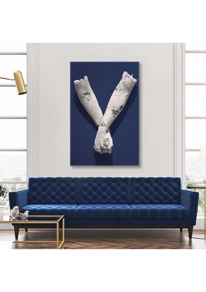 Lacivert Duvar Önünde El Ele Tutuşan Heykel Kanvas Tablo
