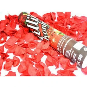 Toptancı Kapında Gül Yaprağı Konfeti