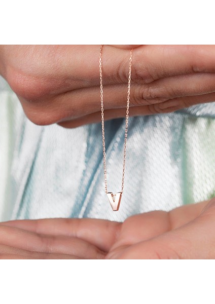 3D Tasarım Rose Renk 925 Ayar Gümüş V Harf Kolye fırsatları