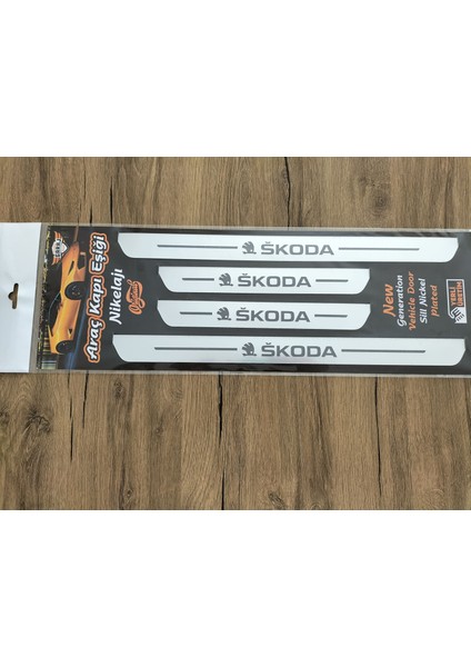 Skoda Karoq Özel Kapı Eşik Yazısı Krom