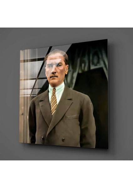 Atatürk Fotoğrafları Atatürk Takım Elbiseli Cam Tablo