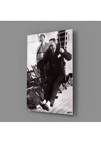 Atatürk Fotoğrafları Atatürk Salıncakta Cam Tablo