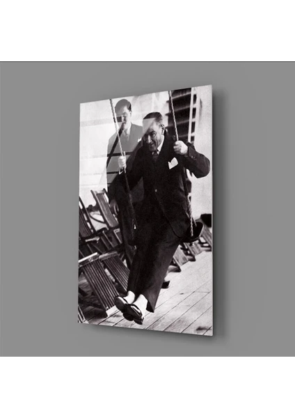 Haydi Dekor Atatürk Fotoğrafları  Atatürk Salıncakta Cam Tablo