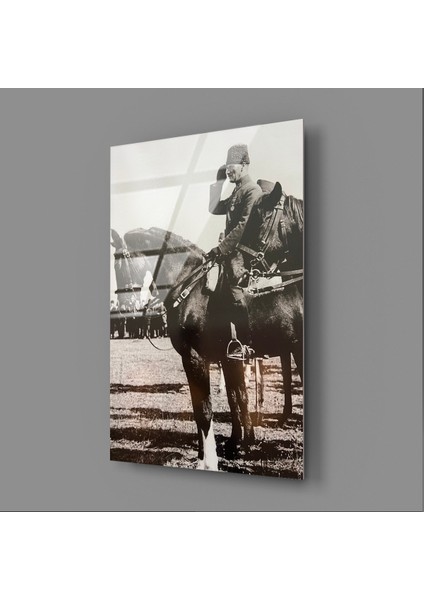 At Üstünde Askeri Üniformalı Selamlayan Atatürk Siyah Beyaz Cam Tablo