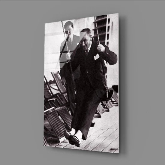 Haydi Dekor Atatürk Fotoğrafları  Atatürk Salıncakta Cam Tablo