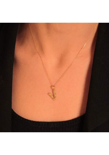 V Harf İşlemeli Kolye Ucu