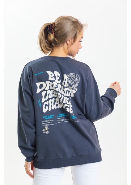 Sırt Baskı Detaylı Bisiklet Yaka Sweatshirt