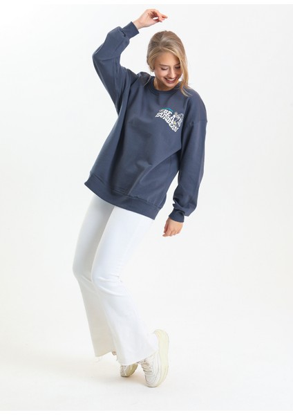 Sırt Baskı Detaylı Bisiklet Yaka Sweatshirt