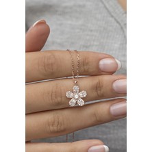 Nereze 925 Ayar Gümüş Baget Taşlı 5 Yaprak Çiçek Kolye