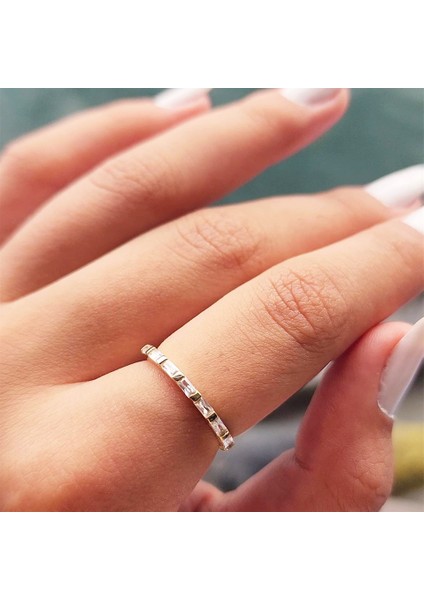 Baget Altın Yüzük - 14 Ayar Altın Sıra Baget Taşlı Yarım Tur Yüzük - Hediyelik Yarım Tur Altın Yüzük modelleri