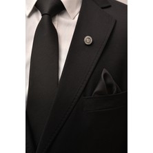 Esgue Siyah Kravat & Siyah Mendil & Taşlı Rozet Kutulu Set