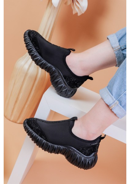 Lucas Siyah Renkli Siyah Parlak Taş Detaylı Lux Kadın Spor Ayakkabı fırsatları