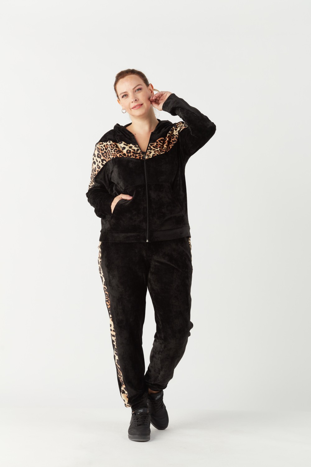 Moda Berray 1927 Leopar Detaylı Siyah Tam Kalıp Tarz Kapşonlu Kadife Büyük Beden Eşofman Takımı görsel 2