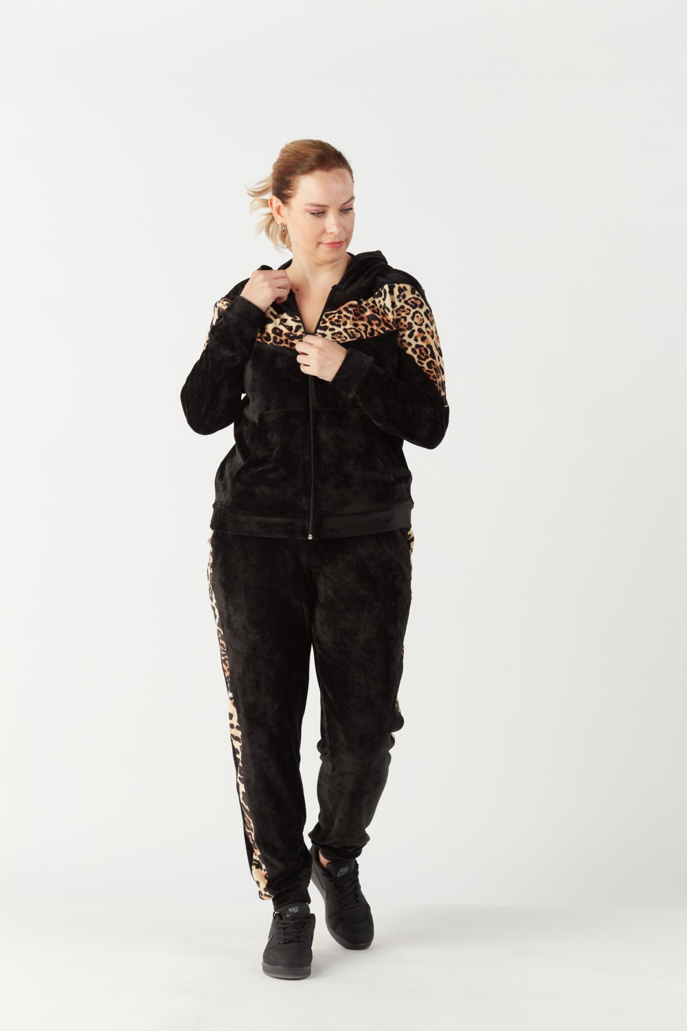 Moda Berray 1927 Leopar Detaylı Siyah Tam Kalıp Tarz Kapşonlu Kadife Büyük Beden Eşofman Takımı görsel 3
