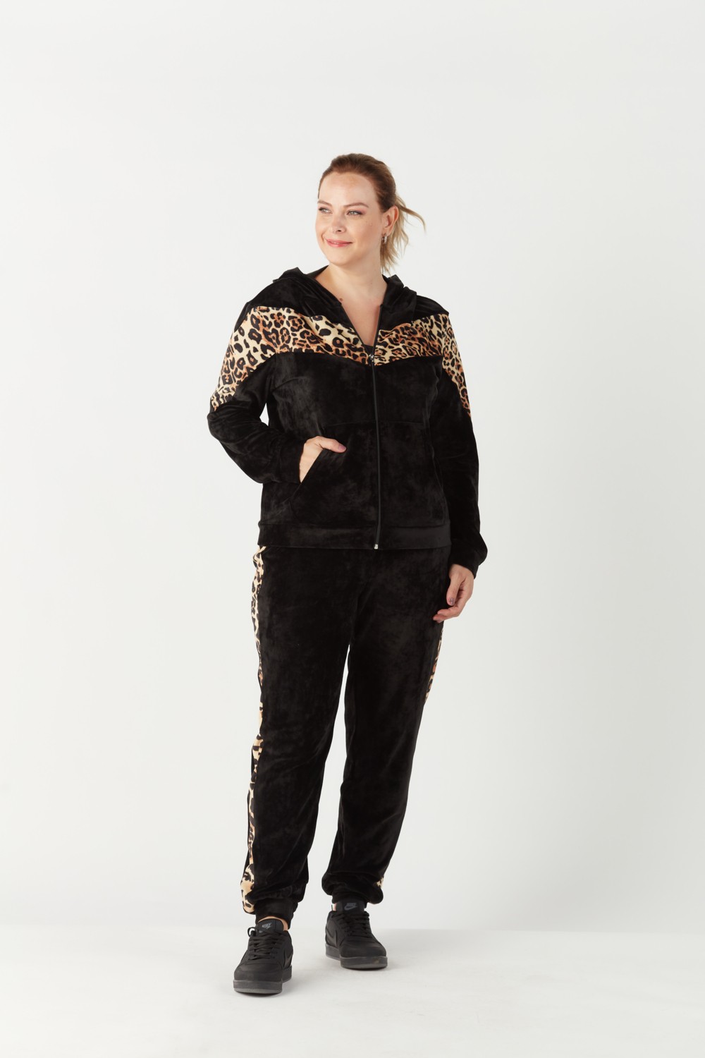 Moda Berray 1927 Leopar Detaylı Siyah Tam Kalıp Tarz Kapşonlu Kadife Büyük Beden Eşofman Takımı görsel 4