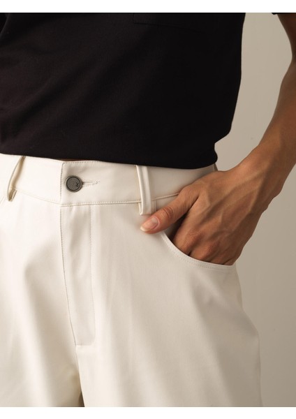 Kadın Ekru Regular Fit Deri Görünümlü Pantolon modelleri