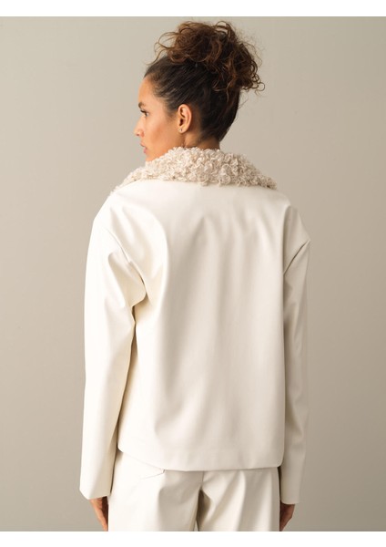 Kadın Ekru Deri Görünümlü Oversize Ceket indirimleri