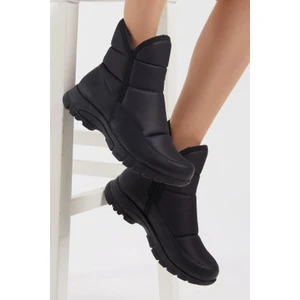 Kaymaz Ortopedik Taban Fermuarlı Kısa Boy Içi Yünlü Su Geçirmez  Kadın Siyah Kar Botu