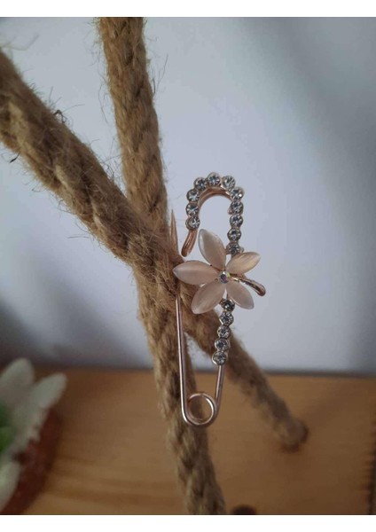 Kristaltaşlı Çiçekfigürlü Yaka Iğnesi 6cm