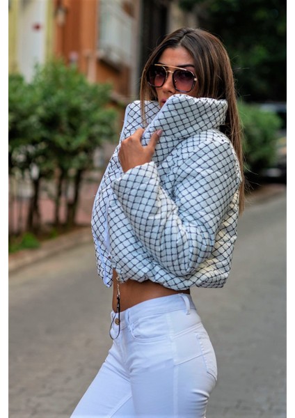 Kadın Beyaz Dik Yaka Desenli Kısa Şişme Mont fiyatları