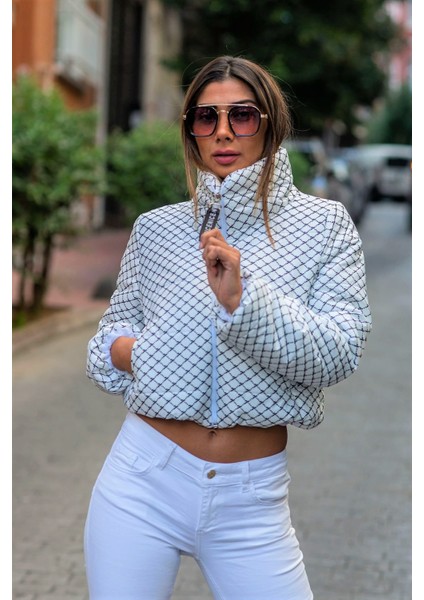 Kadın Beyaz Dik Yaka Desenli Kısa Şişme Mont modelleri