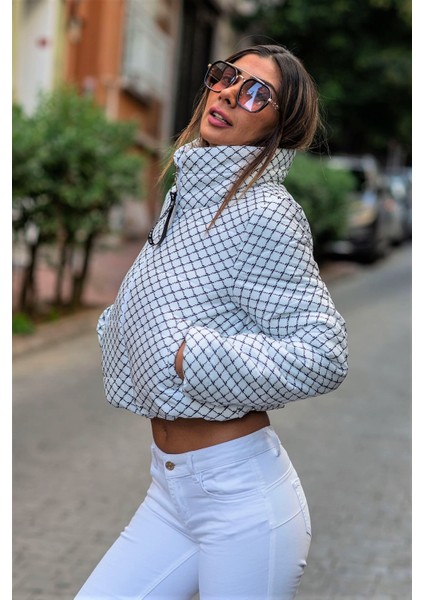 Kadın Beyaz Dik Yaka Desenli Kısa Şişme Mont fırsatları