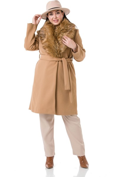 Büyük Beden Yakası Kürklü Yandan Cepli Kuşaklı Astarlı Bej Rengi Kaşe Kaban