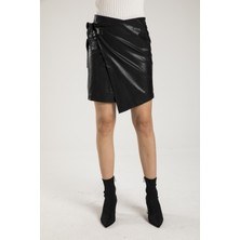 Siyah Kuşaklı Kruvaze Deri Mini Etek