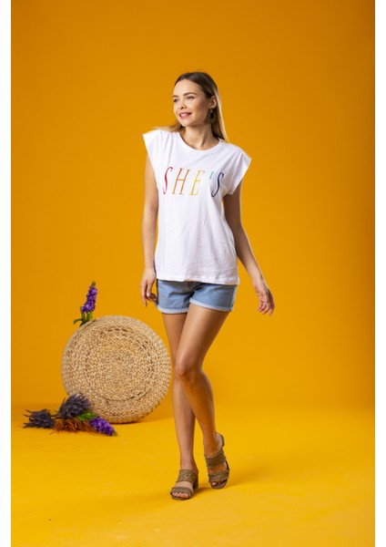 Beyaz She Nakışlı Vatkalı Tshirt