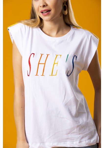Beyaz She Nakışlı Vatkalı Tshirt fiyatları