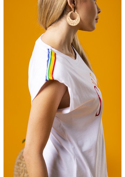 Beyaz She Nakışlı Vatkalı Tshirt modelleri