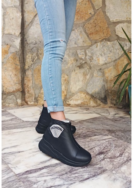 Siyah Renk Düz Topuk Taşlı Fermuarlı Kadın Bot