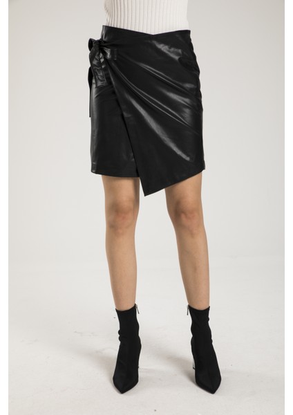 Siyah Kuşaklı Kruvaze Deri Mini Etek