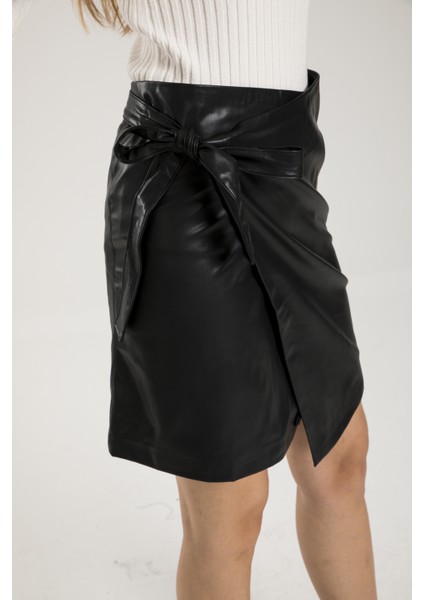 Siyah Kuşaklı Kruvaze Deri Mini Etek modelleri