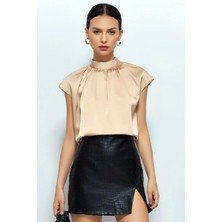 Glamify Fashion Dik Yaka Boyundan Bağlamalı Göğüs Pile Detaylı  Kısa Kol Rahat Kesim Cool Saten Bluz