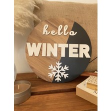 Windly Concept Hello Winter Kış Temalı Ahşap Duvar Dekoru Dekoratif Yılbaşı Süsü Ahşap Duvar Süsü 30 cm Çap