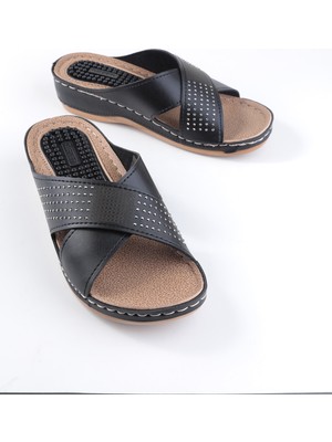 Gezer Kadın Yazlık Terlik Siyah Suni Deri Günlük Kullanım İçin Rahat Tasarım