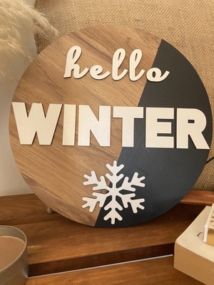 Windly Concept Hello Winter Kış Temalı Ahşap Duvar Dekoru Dekoratif Yılbaşı Süsü Ahşap Duvar Süsü 30 cm Çap