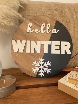 Windly Concept Hello Winter Kış Temalı Ahşap Duvar Dekoru Dekoratif Yılbaşı Süsü Ahşap Duvar Süsü 30 cm Çap